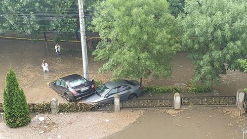 VIDEO Imaginile dezastrului. Zeci de apeluri la 112, în urma furtunii din Craiova: inundații, copaci căzuți pe carosabil sau autoturisme, acoperișuri smulse de vânt