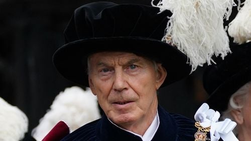 FOTO Kosovarii i-au făcut statuie în mărime naturală lui Tony Blair, în semn de recunoștință pentru rolul său în timpul campaniei de bombardamente din 1999, împotriva Serbiei / Statuia, amplasată pe bulevardul Blair