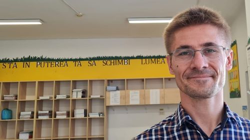 De ce este important studiul Holocaustului în școli? Marcel Bartic, profesor de istorie de liceu: Vorbim despre cetățeni români care au locuit lângă noi, au fost vecini cu noi, au fost colegi, nu de alt popor