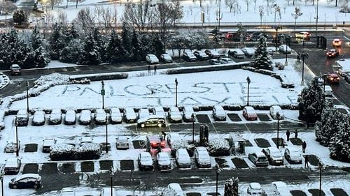 USR, inițiativă în zăpadă pe model #Rezist: A nins la Parlament și s-a acoperit cu zăpadă. Prin țară, PNL ne-a acoperit de TAXE