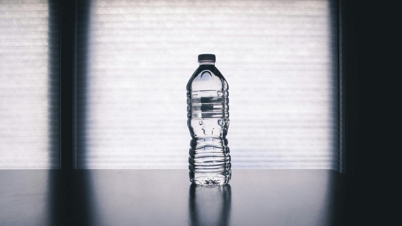 Este sigur să bei apă dintr-o sticlă de plastic uitată în mașină? Avertismentul cercetătorilor