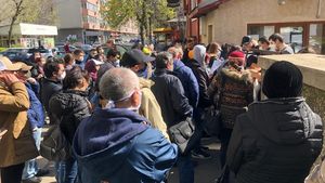 Birocrația în criză: Cozi la DSP București, zeci de persoane care au ieșit din izolare așteaptă adeverințele necesare pentru concediul medical / Ministerul Sănătății: DSP este suprasolicitată, certificatele medicale pot fi luate și de la medicii de familie