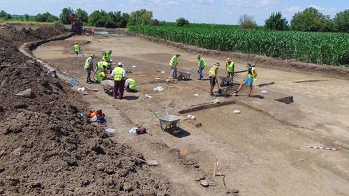 O necropolă de mari dimensiuni, cu aproximativ 100 de morminte, descoperită în Buzău / Cimitirul ar fi fost format între secolele XV - XVII