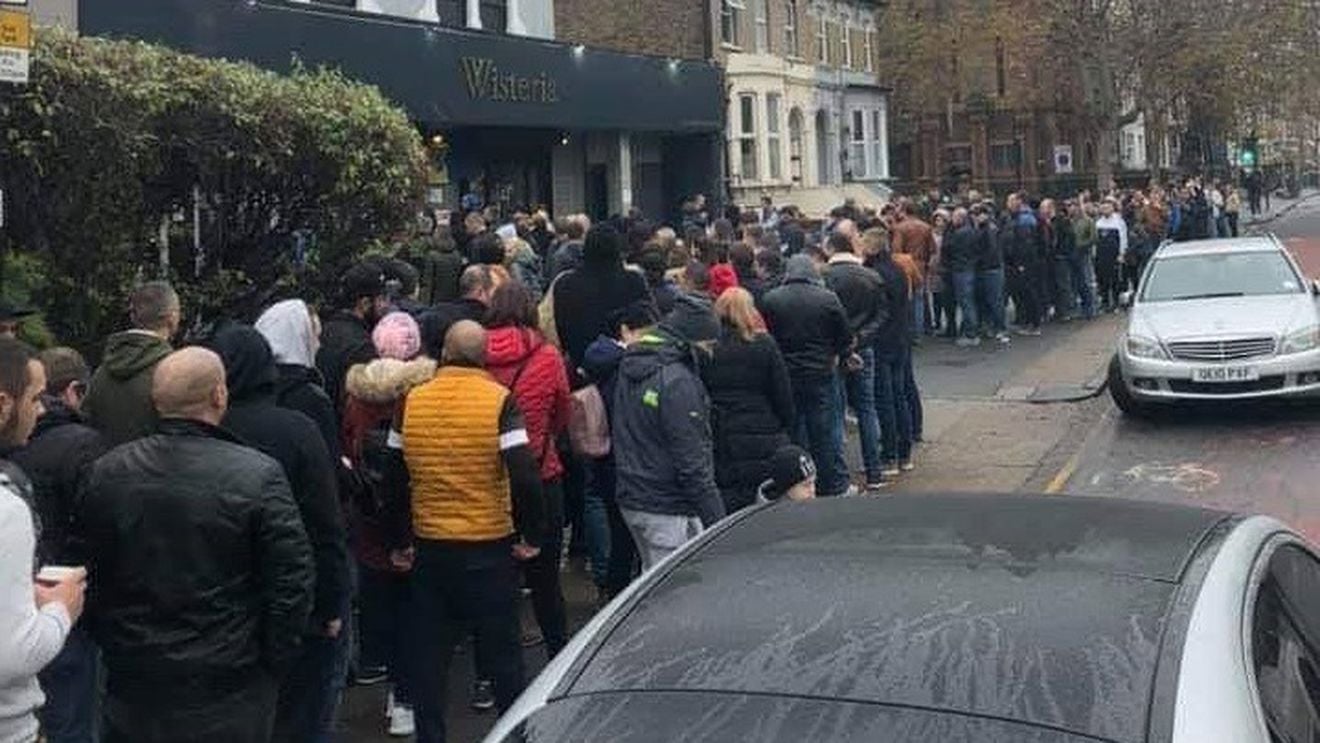 Cozi la vot în zona Stratford din Londra, alegătorii sunt îndrumați spre alte secții