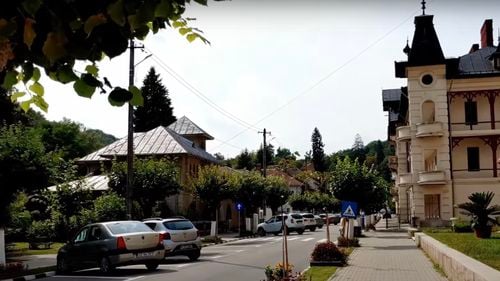 Studenţi de la Universitatea de Arhitectură din Bucureşti învaţă să restaureze clădiri istorice la Băile Govora, inclusiv vila în care tatăl compozitorului George Enescu obişnuia să-şi petreacă vacanţa de vară