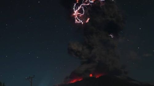 Un vulcan din Indonezia a intrat din nou în erupţie şi aruncă o coloană de cenuşă de 10 kilometri înălţime