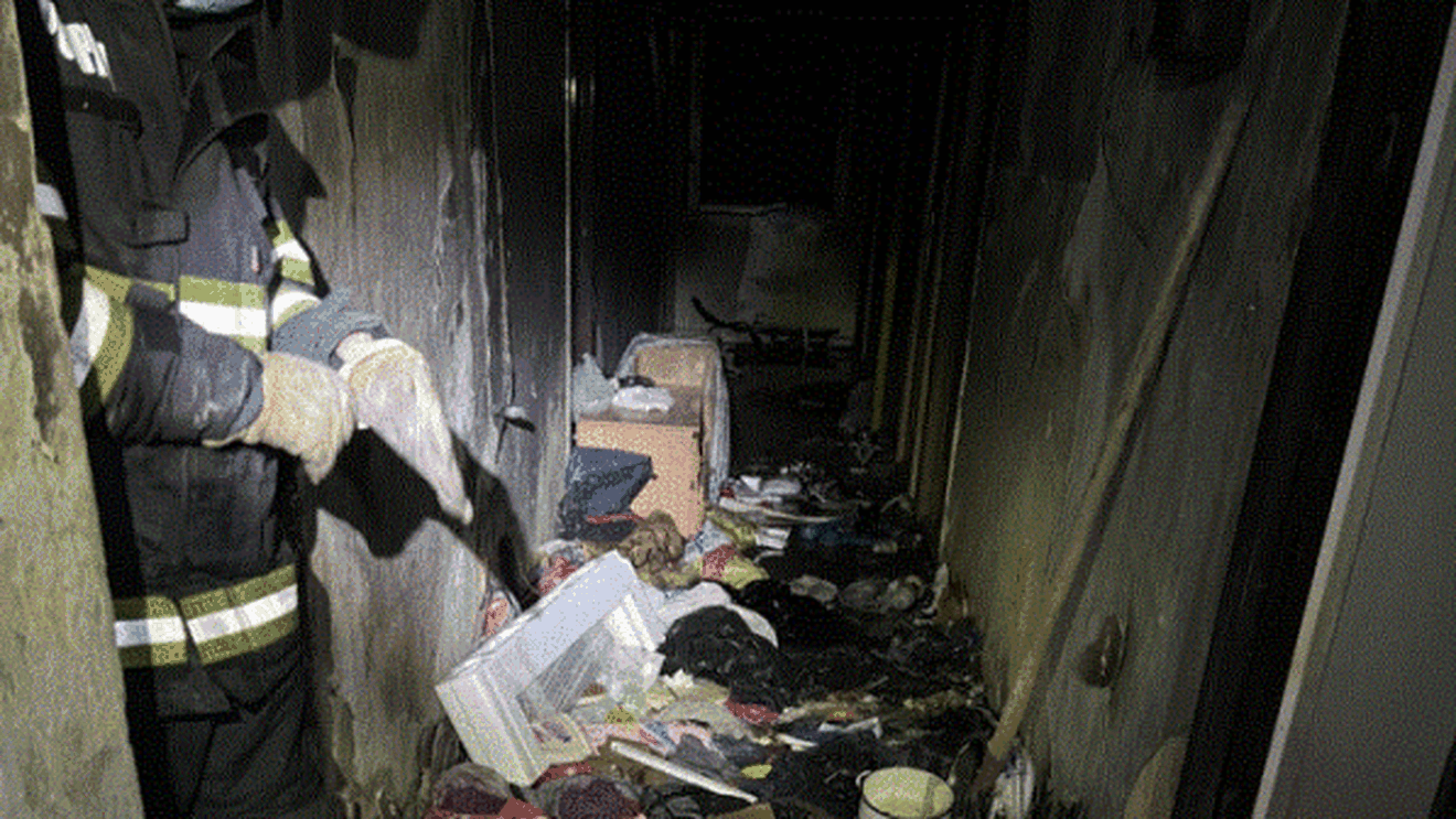 Incendiu violent într-un bloc din Bârlad  /  Zeci de locatari evacuați / Mai multe garsoniere cuprinse de flăcări