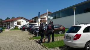 Românii au atacat o secție de poliție din Bavaria, după ce un bărbat a fost arestat pentru violarea unui copil de 4 ani / 135 de polițiști au fost mobilizați pentru respingerea agresorilor
