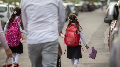 Uniunea Elevilor Reprezentanți: ”Domnule ministru, ar trebui și noi elevii să lucrăm part-time în timpul școlii?” / Noile criterii propuse pentru bursele școlare distrug echitatea și penalizează elevii, în loc să îi sprijine