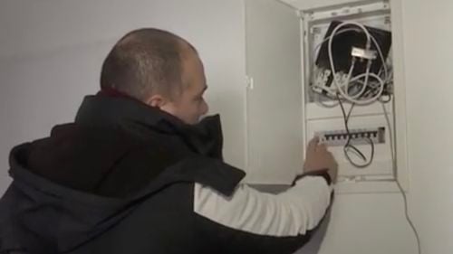 14 familii din Brașov lăsate fără curent, în plină iarnă, de un dezvoltator imobiliar: "Nu avem cum să locuim aici"