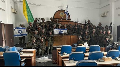 Soldați israelieni publică o fotografie din interiorul parlamentului Hamas din Gaza, cucerit de IDF