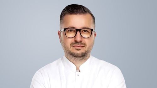 Dr. Ovidiu Ferician, medic urolog Medlife: „Vârsta de diagnosticare a cancerului de prostată a scăzut până la 50 de ani. Din fericire, dacă ai deja în familie un caz, există un panel genetic care îți poate identifica acest risc”