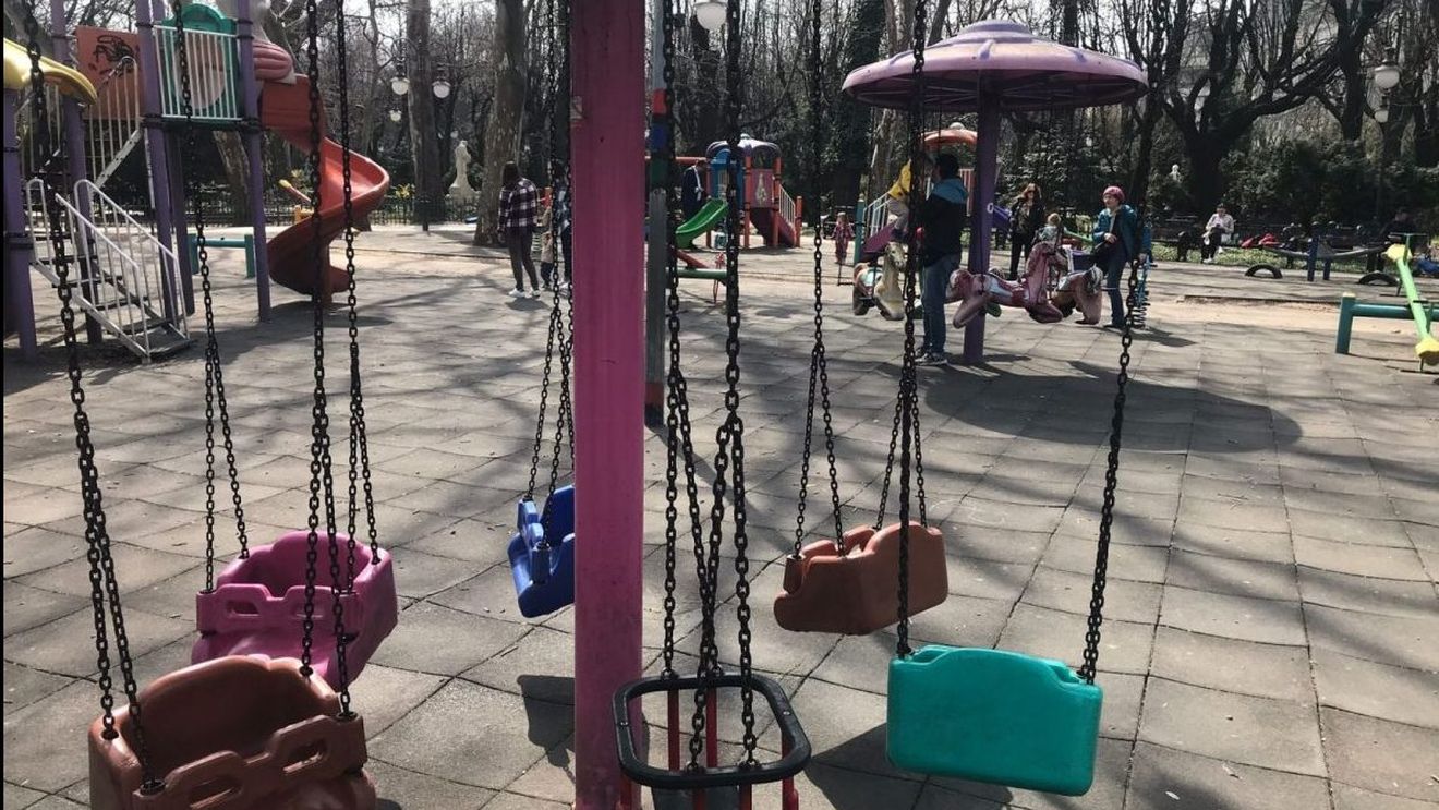 Trei parcuri din cartierul bucureștean Colentina, lăsate fără locuri de joacă şi terenuri de sport. Protecția Consumatorului susține că toboganele erau stricate