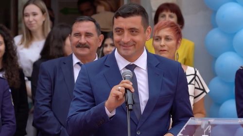 Cum a ajuns George Simion, liderul partidului extremist AUR, să vorbească în fața elevilor Colegiului Gheorghe Lazăr, în prima zi de școală? Directoarea Ionela Neagoe: “A decis el, personal”, să vină /  “În mintea mea a fost scandalul cu filmatul cu telefon, că nu e primit” să vorbească