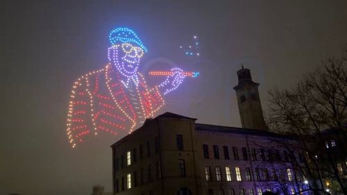 VIDEO Sute de drone recreează operele pictorului David Hockney pe cer