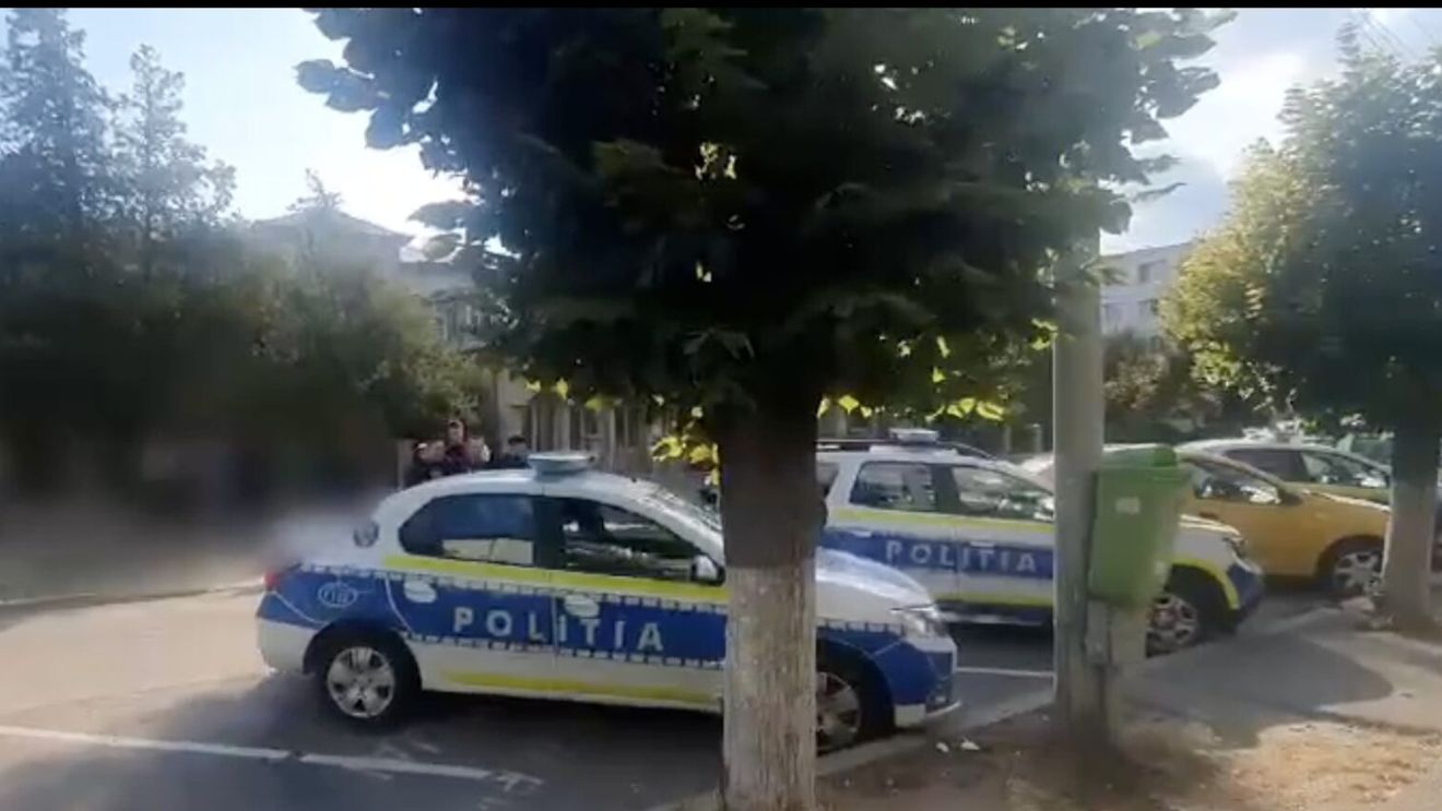 Trei indivizi din Bacău, reținuți pentru 24 de ore, pentru că în timp ce se aflau pe teritoriul Franței ar fi sechestrat o tânără de 29 de ani. Victima, transportată împotriva voinței sale în Onești, a fost violată în repetate rânduri de unul dintre suspecți