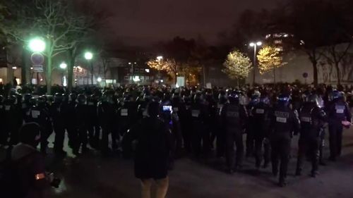 VIDEO Mii de francezi au protestat sâmbătă la Paris împotriva unui articol de lege care incriminează difuzarea de imagini cu polițiști în timpul intervențiilor