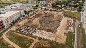 Zeci de tone de gunoaie dezgropate pe șantierul viitorului stadion din Timișoara. Constructor: ”N-am mai întâlnit așa ceva. Am adus două stații de sortare”