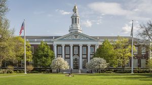 Prima universitate din SUA care îl sfidează pe Trump: Fonduri înghețate de peste 2 miliarde de dolari pentru Harvard după ce a respins cererile privind politicile de angajare și admitere