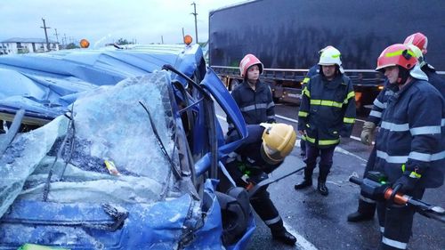 VIDEO Accident grav la Lețcani (Iași), cu 13 răniți și un mort