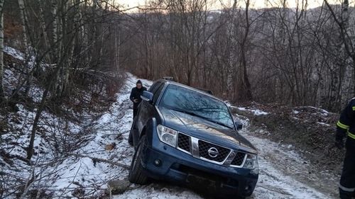 Patru persoane, între care o femeie însărcinată, s-au rătăcit, după ce au urmat indicaţiile oferite de GPS. Oamenii au sunat la 112