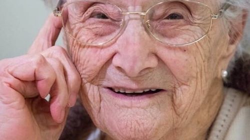 Cea mai vârstnică persoană din Italia a împlinit 112 ani. Angela Tiraboschi mărturisește că și acum mănâncă tot ce poftește, dar în cantități mici, alături de un pahar de vin