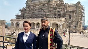 VIDEO Pe urmele părinților. Fiul arhitectului Cristodulo și fiica deținutului politic Voicilă s-au întâlnit în Cazinoul din Constanța, fostul șantier comunist în care tații lor au îngropat scrisori și poezii  