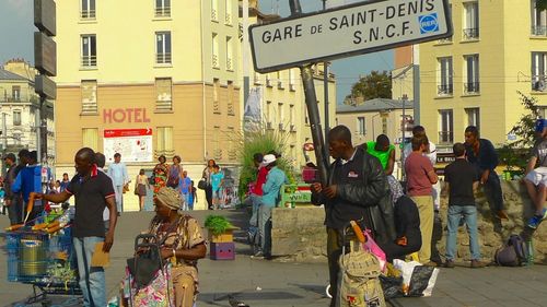 Migranţii şi romii, inclusiv din România, sunt mutaţi din locuinţe ocupate ilegal în Paris / Seine-Saint-Denis este cel mai sărac departament din Franţa/ Aici se află și Satul Olimpic aflat în construcție