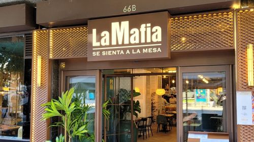 Italia a câștigat procesul privind numele lanțului de restaurante spaniol „Mafia se așează la masă” / Oficiul de mărci din Spania: Numele este contrar ordinii publice și moralității / Explicația denumirii