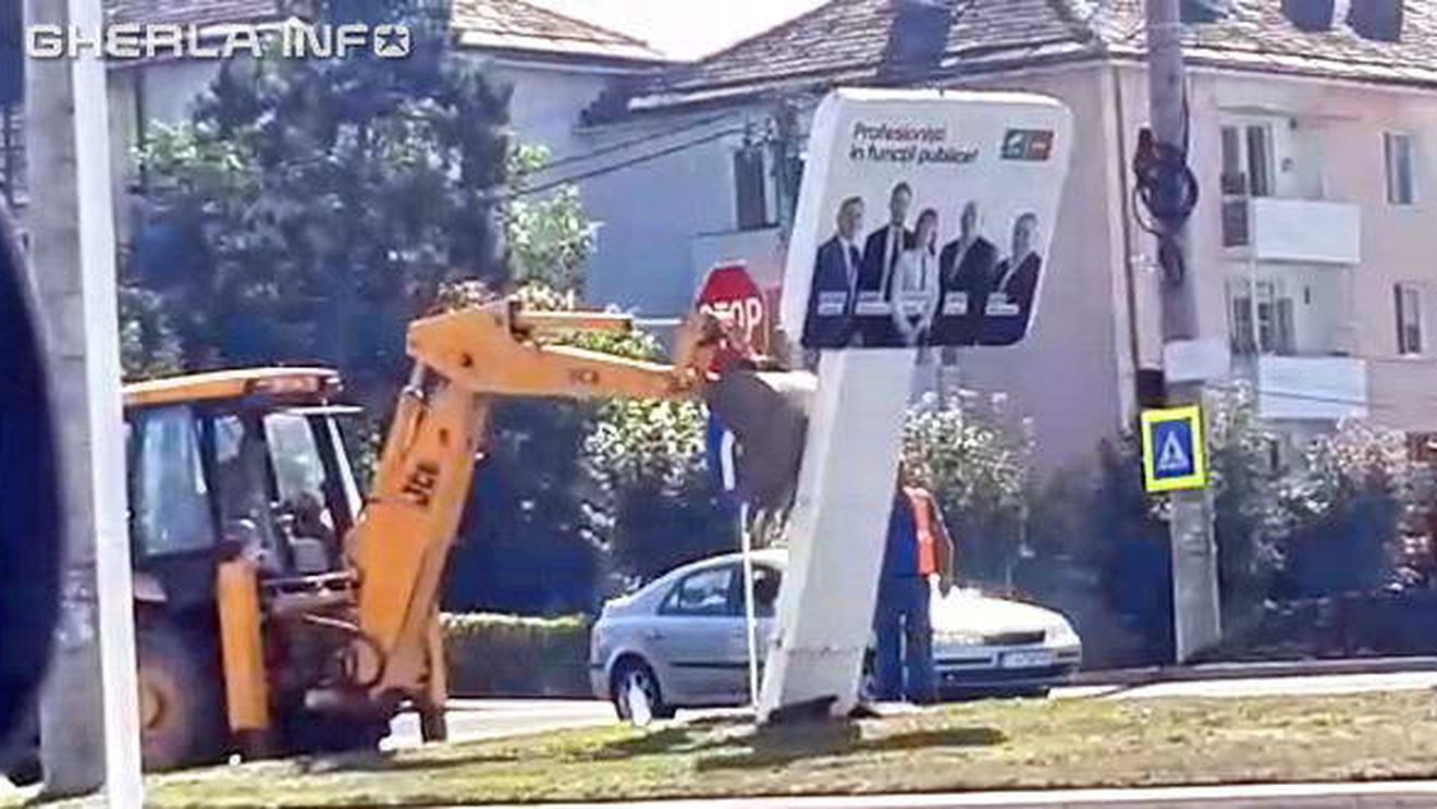VIDEO Un panou electoral al Alianței USR PLUS a fost demolat cu excavatorul de către primăria condusă de un edil PSD