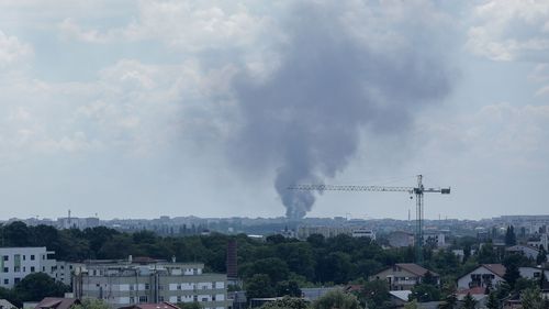 UPDATE Cel puțin un bloc a fost evacuat din pricina pericolului de explozie. Mai multe autospeciale acționează pentru stingerea incendiului izbucnit la centrul de colectare a deșeurilor din Sectorul 6 din București. În interior există butelii