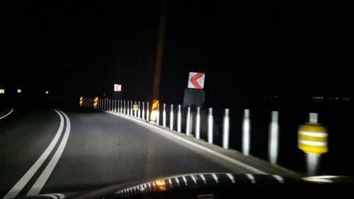 VIDEO Parapete pe role, pe mai multe drumuri din județele Brașov și Sibiu / Acestea îmbunătațesc siguranța în cazul derapajelor și accidentelor rutiere