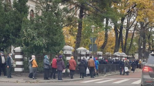 VIDEO Încă un pelerinaj religios în Capitală în plină pandemie. Aproape o mie de credincioși stau la coadă la Biserica Sfântul Mina