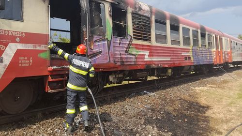 Încă un tren a luat foc: incendiu la compartimentul motor al unui autotren de pasageri care circula în județul Alba / Flăcările s-au extins la vegetația uscată din apropiere