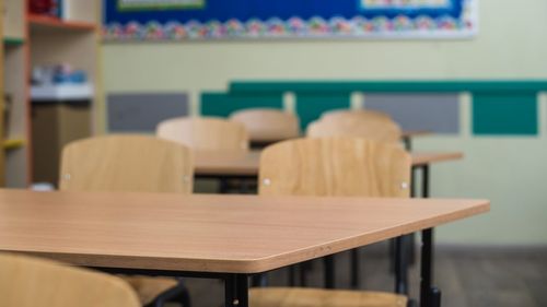 Grevă la clasa 0: Părinţii dintr-o clasă pregătitoare din Brașov nu-şi mai trimit copiii la şcoală din cauza unui copil considerat agresiv / Ședință cu părinții, prefectul, Direcția Copilului și poliția