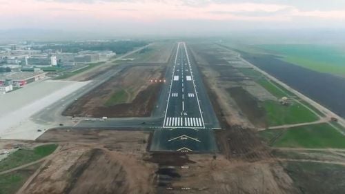 Aeroportul din Bacău s-a redeschis după două luni și are o nouă pistă