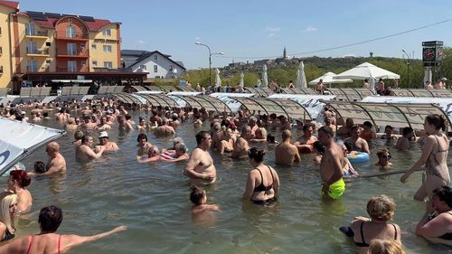 10 mii de turiști, în minivacanța de 1 Mai, în stațiunea Tășnad (Satu Mare) / Apele termale de aici sunt captate de la peste 1.300 de metri adâncime și au aproximativ 70 de grade