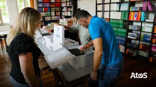 Studiul Atos privind Locul de Muncă Sustenabil: durata de viață a dispozitivelor IT se poate dubla. Donații în școlile din România