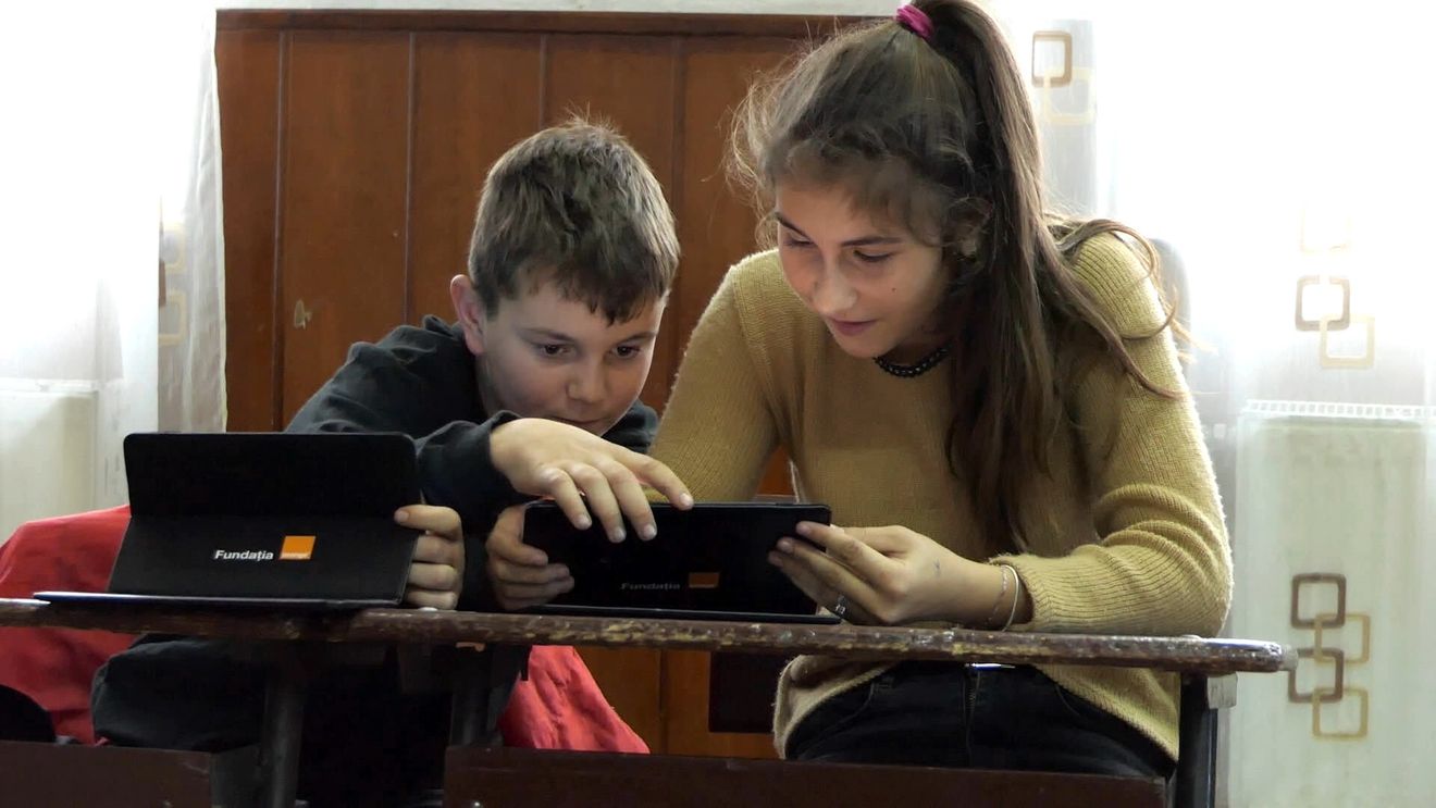 Fundația Orange anunță că le acordă 1.500 de tablete elevilor aflați în situații dificile, pentru a continua învățarea digitală
