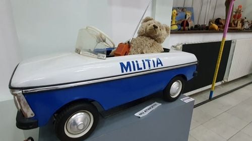 VIDEO Cum arătau ”gadgeturile” din carton și plastic ale decrețeilor, plus rarisima mașinuță de miliție din perioada comunistă. O vizită virtuală în Muzeul Jucăriilor din București