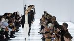 Prada revine la elementele fundamentale ale garderobei masculine pentru primăvară-vară 2027