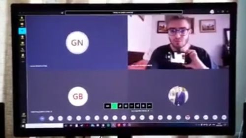 VIDEO Cum încearcă o profesoară să vadă dacă studenţii copiază la testele online: “Telefonul să îţi fie agăţat la gât, ca să văd ce faci cu mâinile pe tastatură”