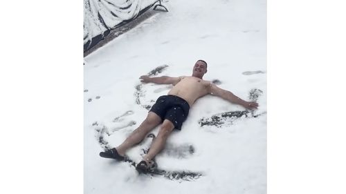 VIDEO „Duș” în zăpadă, în Italia, în luna iulie / La Pasul Stelvio (2.757 metri) a venit iarna