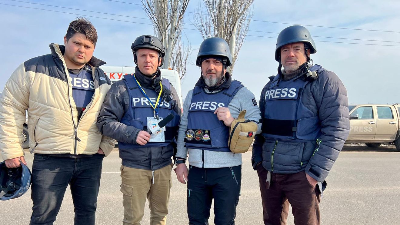 Echipa știrilor TVR, la Kiev şi pe frontul din Donbas, la patru ani de la declanșarea războiului la scară largă din Ucraina de către Rusia / Jurnaliștii vor duce generatoare donate de români câtorva familii din Kiev