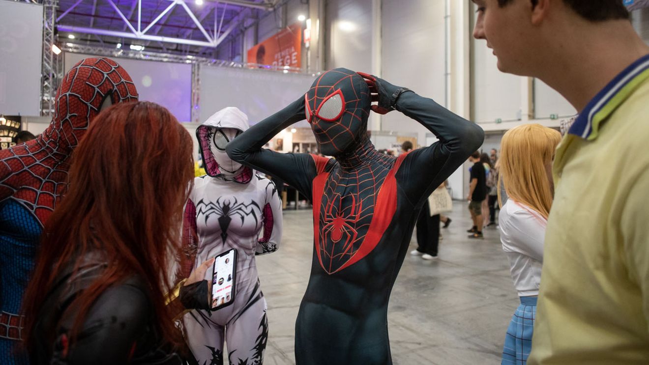 GALERIE FOTO Cum a arătat prima zi de East European Comic Con, festivalul pasionaţilor de benzi desenate / Primul imprint de manga în limba română
