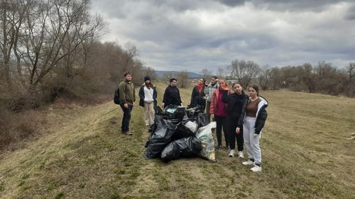 67 de saci cu gunoaie adunați în doar două ore de pe malurile Oltului la Sfântu Gheorghe / Acțiune voluntară a unor liceeni