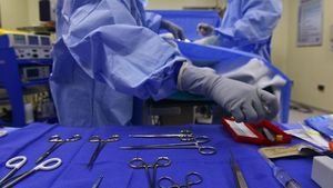 Chirurg de la Spitalul Floreasca, șef de secție, cercetat penal după ce în timpul unei operații ar fi înțepat un coleg cu electrocauterul scos din plaga pacientei infectate cu hepatită C