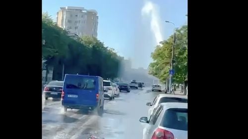 VIDEO Constanta: O conductă de apă, spartă într-o zonă centrală a orașului / Jetul de apă, izbucnit ca dintr-o arteziană, s-a înălțat peste 10 metri și a inundat întreaga zonă