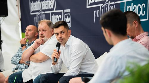 Ministrul Sportului, Eduard Novak, susține că în ultimul an și jumătate "UDMR a construit și modernizat baze sportive, bazine de înot, săli de sport"/ Și Kelemen Hunor, liderul UDMR, ezită să spună că banii vin de la Guvernul României