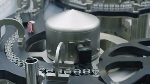 VIDEO Imaginile mult așteptate: doze de vaccin anti-Covid produse de Pfizer ies de pe banda de producție